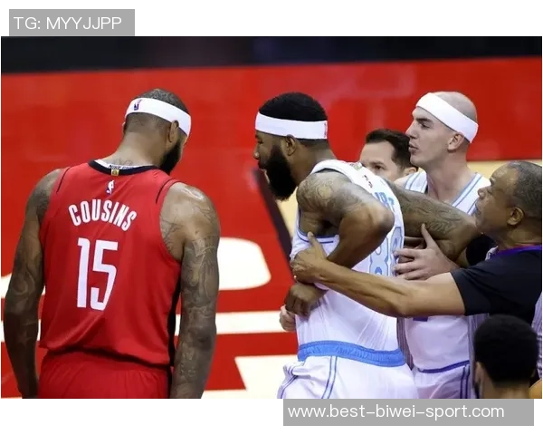 曼赞比与扬库托激烈争吵引发冲突后者将前者推倒广告牌现场惊险一幕 曼赞比与扬库托激烈争吵引发冲突后者将前者推倒广告牌现场惊险一幕